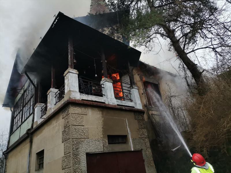 Casă din Ghioroc salvată în Ajun de Crăciun din ghearele flăcărilor de pompierii arădeni