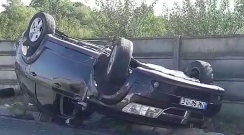 Mașină răsturnată între Seleuș și Pâncota. Șoferul rănit transportat la spital