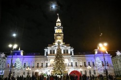 Tradiția s-a respectat și în acest an, luminițele bradului de Crăciun au fost aprinse în ajun de Moș Nicolae