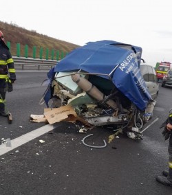 Accident între două autoturisme care s-au făcut zob pe autostrada A1. Ca printr-o minune ocupanții mașinilor au scăpat teferi