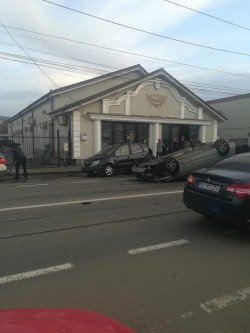 Dacia a dat peste cap un Audi chiar în față la Kuki. Din fericire n-a fost nevoie de serviciile firmei mortuare