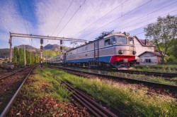 CFR modernizează rutele feroviare Arad–Oradea, Apahida-Baia Mare și Războieni-Episcopia Bihor, pentru a permite o viteză maximă a trenurilor de 120 km/h

