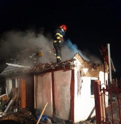 Pompierii din Gurahonț au salvat din ghearele flăcărilor o casă din Roșia