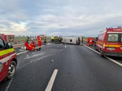 Accident cu victimă decedată pe A1! Un microbus cu 9 oameni s-a răsturnat pe autostradă între Nădlac și Arad