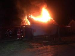 Casă din Macea salvată din ghearele focului de intervenția promptă a pompierilor arădeni