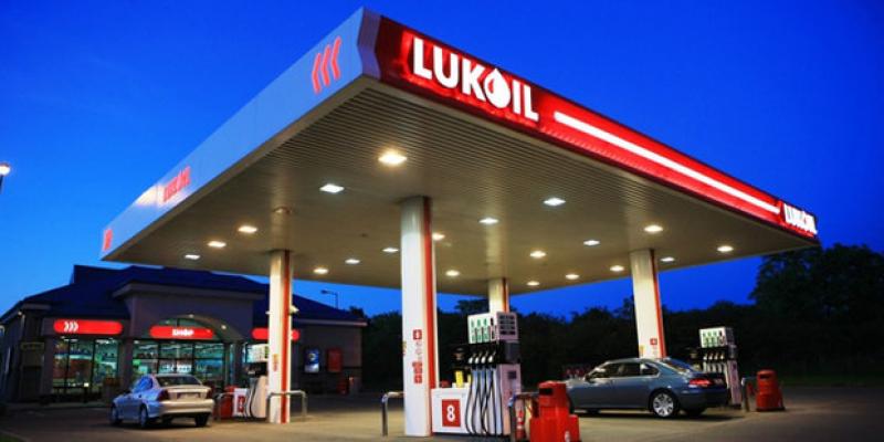Shell ar putea prelua benzinăriile Lukoil din România