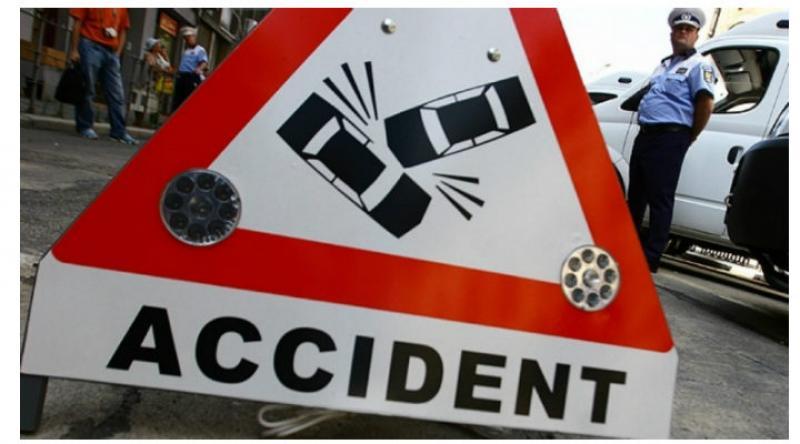 Accident cu 4 victime, dintre care 2 copii, la ieșirea din Șiria spre Arad. 4 ocupanți ai unei mașini răsturnate, 2 bunici și 2 nepoți, transportați la spital

