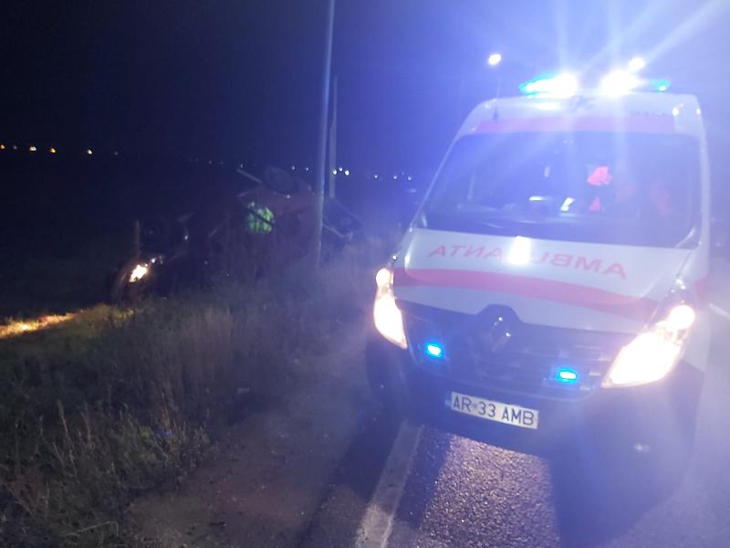 O mașină s-a răsturnat la ieșirea din Arad. Tânăr de 22 de ani rănit transportat la spital