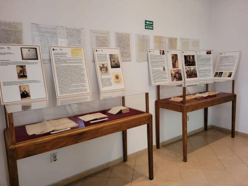 Expoziția „Simboluri românești – icoane, timbre, documente“, la Muzeul Preparandiei din Arad

