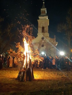Sârbii ortodocşi din Arad sărbătoresc Crăciunul după calendarul Iulian. Sârbii din Gai au aprins în Ajun Badnjak-ul

