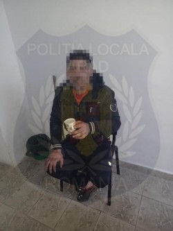 Scurta poveste a unui bărbat care, cu un copil în brațe, a amenințat că-și dă foc în fața Primăriei Arad

