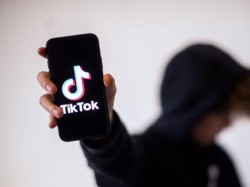 Tragedie în urma unei provocări pe TikTok. O fetiță de 12 ani a murit asfixiată după ce a încercat să ducă la bun sfârșit unul din cele mai oribile jocuri