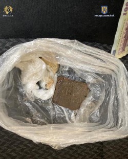4,5 kilograme de hașiș confiscate în urma unei razii a polițiștilor arădeni