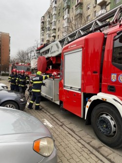 În minivacanța prilejuită de Ziua Unirii Principatelor Române pompierii arădeni au făcut horă cu focul și nu numai