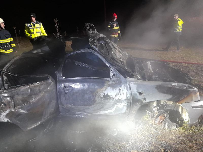 O mână criminală a dat foc unui autoturism parcat în Ineu care a ars în totalitate