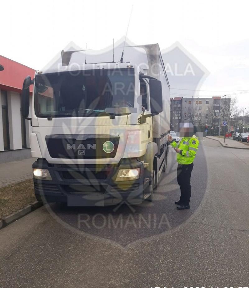 Zeci de amenzi acordate de polițiștii locali șoferilor de autovehicule de mare tonaj care circulau pe străzile Aradului fără autorizație 