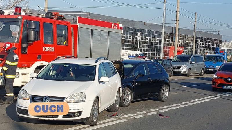 Tamponare între 2 mașini cu 3 victime neîncarcerate în față la Registrul Auto Român din Arad