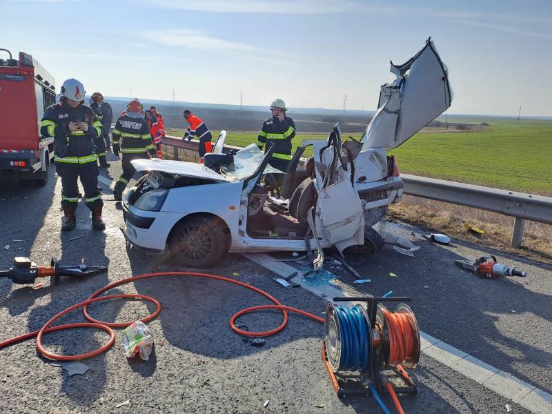 Accident grav cu un mort și o femeie grav rănită pe autostradă între Arad și Timișoara. Traficul este restricționat