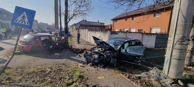 Străzile din Pârneava în topul accidentelor rutiere din Arad. Un copil și 2 adulți victime ale unei tamponări puternice la intersecția străzilor Oituz și Liviu Rebreanu