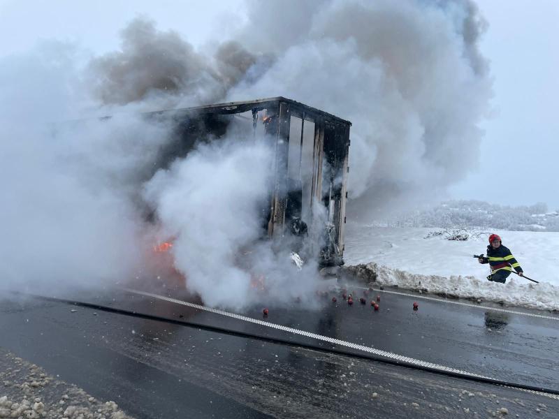 TIR plin cu fruncte distrus de flăcări între Brad și Vârfurile