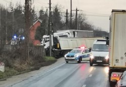 Accident între 2 camioane la cariera Pletl din Lipova. 2 victime încarcerate