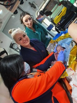 Bebelușul n-a mai avut răbdare să ajungă la Matern, așa că a ieșit în lume pe ambulanță