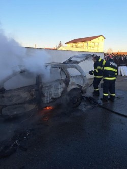 Autoturism făcut scrum în urma unui incendiu pe strada Adam Müller-Guttenbrunn din Arad