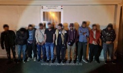 20 de cetăţeni străini, depistați ascunși într-un loc special amenajat în două autoutilitare. Alţi trei cetăţeni depistaţi într-un TIR înmatriculat în Bulgaria