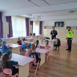Lecția de educație rutieră la grădinița „Curcubeul Copiilor” din Arad
