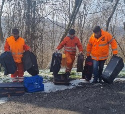 12 valize suspecte găsite de drumari într-o pădure din județul Caraș-Severin

