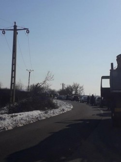 Un tânăr a intrat cu mașina într-un stâlp la intrarea în Beliu. Victima a fost transportată la spital