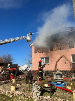 Incendiu violent la o casă din Mânerău. Pompierii au limitat pagubele