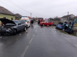 Accident grav cu trei autoturisme implicate la Seleuș. Două persoane au ajuns la spital