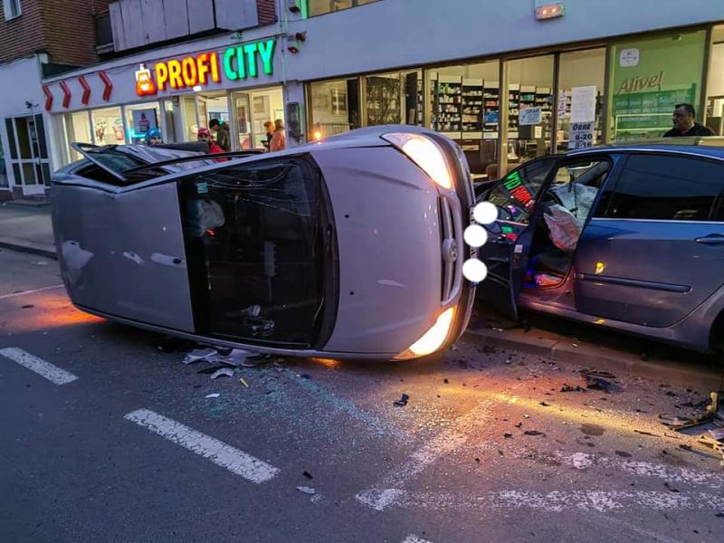 Tânăr începător în ale condusului pentru că nu a oprit la ”STOP” a provocat un accident lângă Piața Mihai Viteazul