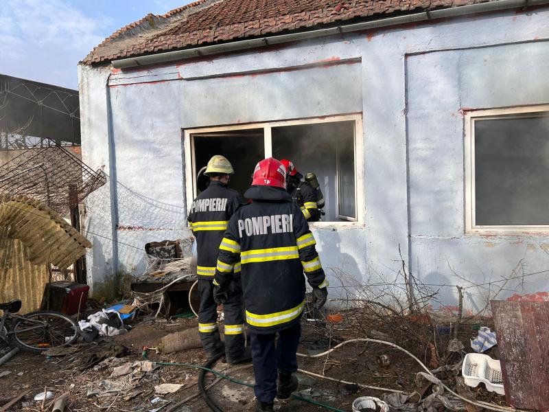 Incendiu la o casă în apropierea sediului pompierilor arădeni