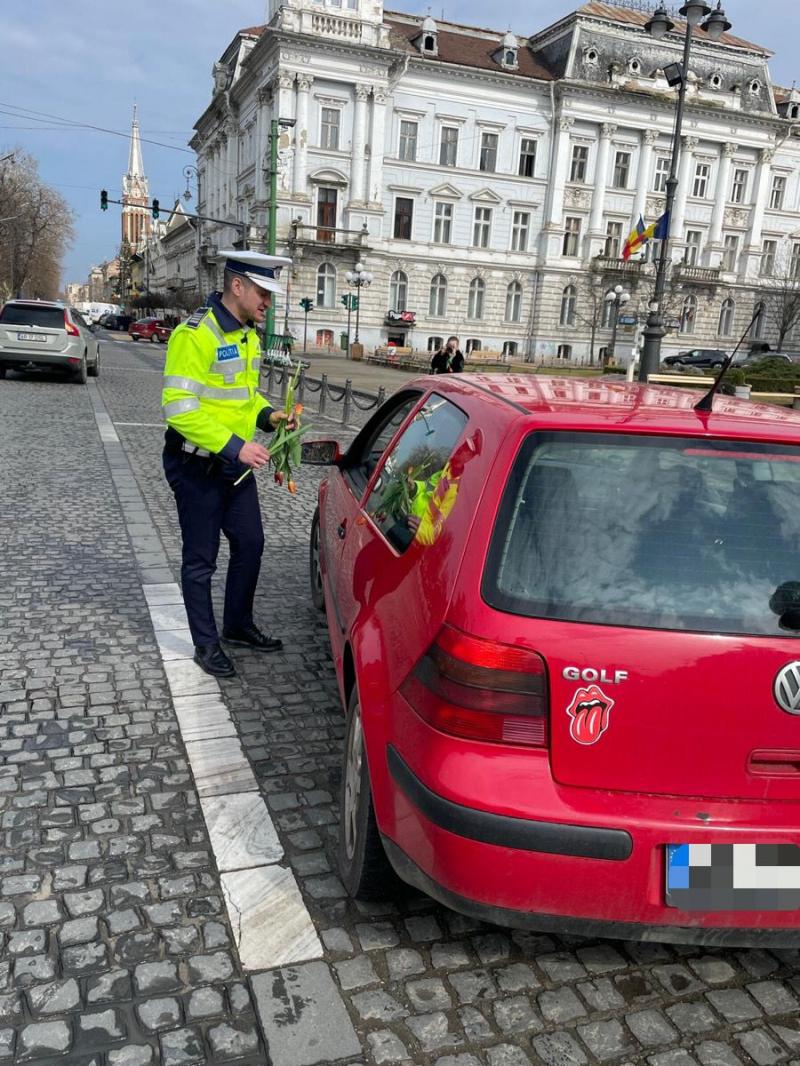 Șoferițele din Arad vânate cu flori de polițiști