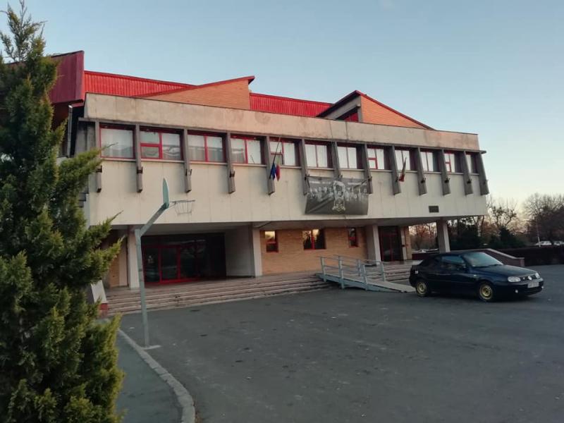 Consiliul Județean Arad vrea să preia Bazinul Delfinul, Sala Polivalentă și baza sportivă „Abel” pentru a le salva de la distrugere