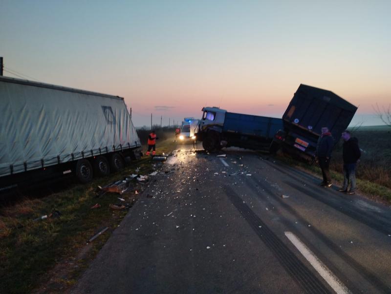 Accident cu victime, dintre care una în stare gravă, între 2 autotrenuri, pe DJ 682, între Periam si Satu Mare