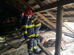 Casă salvată de flăcări de pompierii sebișeni