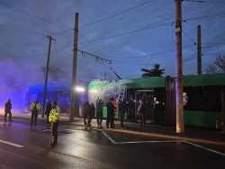 Un tramvai Imperio a luat foc în stația din fața gării Aradul Nou