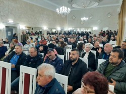 Revoltă la Horia. Sute de oameni s-au adunat la Căminul Cultural din localitate pentru a protesta împotriva realizării unor așa zise lacuri de agrement în imediata apropiere a satului

