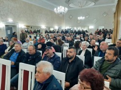 Revoltă la Horia. Sute de oameni s-au adunat la Căminul Cultural din localitate pentru a protesta împotriva realizării unor așa zise lacuri de agrement în imediata apropiere a satului

