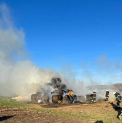 A început sarabanda incendiilor de vegetație. 30 de baloți de paie au luat foc între Șiria și Galșa