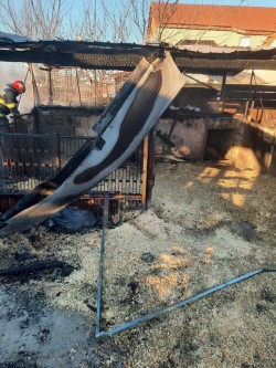Incendiu la o anexă gospodărească din Iratoșu lichidat de pompierii arădeni