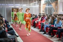 Eveniment fashion la Universitatea ”Aurel Vlaicu” din Arad. Prezentări live din trei locații, trei țări în cadrul evenimentului: Concursul international de design vestimentar Weben Internațional Fashion Show

