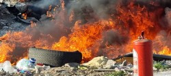 Un nor gros de fum s-a abătut asupra Aradului. Un incendiu violent a izbucnit pe strada Mărului