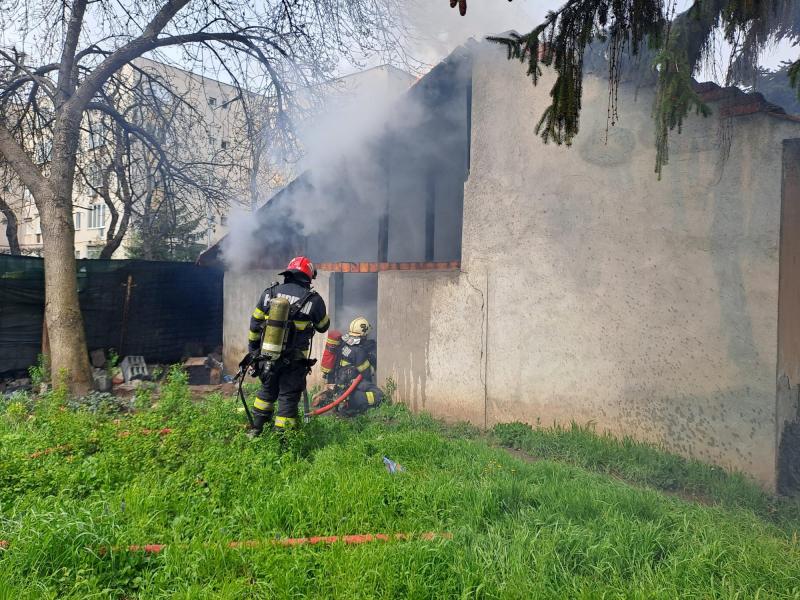 O țigară aprinsă aruncată la întâmplare a aprins o casă pe Aleea Dezna din Arad