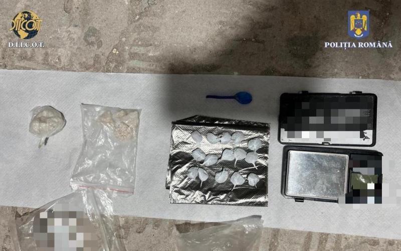 Grupare infracţională specializată în trafic de droguri destructurată la Arad. 8 persoane arestate
