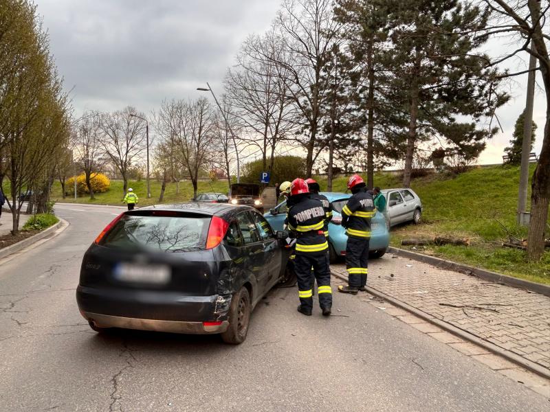 La doar 22 de ani, o tânără afumată bine a spulberat 2 mașini parcate și un copac pe Splaiul Praporgescu din Arad