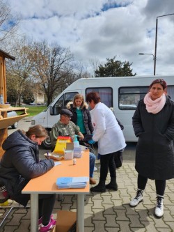 Frigul îi alungă pe medici din stradă în Palatul Administrativ

